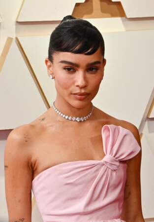 Zoé Kravitz est dans une robe longue rose pastel signée Saint Laurent à la 94e cérémonie des Oscars de Los Angeles