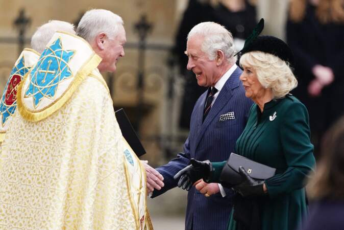 Le prince Charles et son épouse Camilla Parker Bowles entrent dans l'Abbaye de Westminster, le mardi 29 mars 2022.