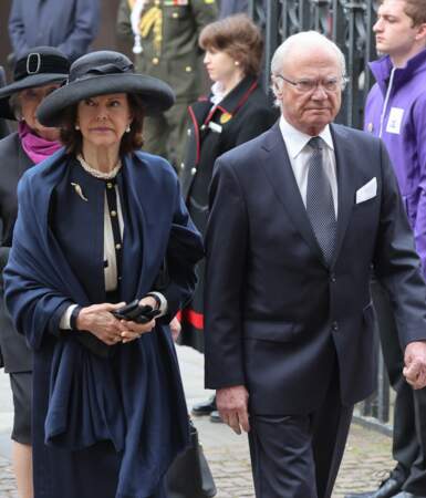 
La reine Silvia de Suède et le roi Carl XVI Gustaf de Suède arrivent à la cérémonie en hommage au Prince Philip, à l'abbaye de Westminster, à Londres, le mardi 29 mars 2022.