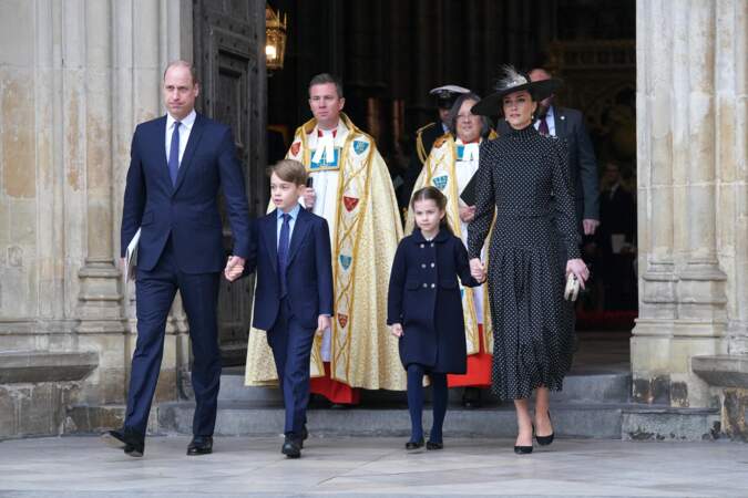 Le prince William, Kate Middleton, George et Charlotte quittent l'Abbaye de Westminster après la messe en hommage au prince Philip, le mardi 29 mars 2022.