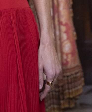 Letizia d'Espagne porte une magnifique bague minimaliste en plaqué or de chez Karen Hallam, le 28 mars 2022 à Madrid. 