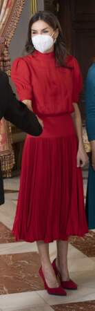 cette robe rouge ressemble à la robe Carolina Herrera qu'elle avait porté  le Jeudi 10 juillet 2017. 