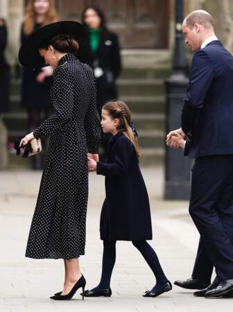 Le prince William, Kate Middleton et leur fille Charlotte entrent dans l'Abbaye de Westminster, le mardi 29 mars 2022.