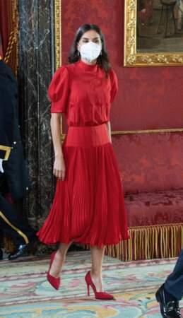 La reine Letizia d'Espagne est sublime dans la robe de sa belle mère, la reine Sofia D'Espagne. Madrid, le 28 mars 2022.