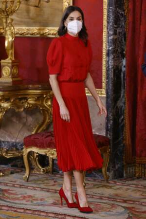 La reine Letizia d'Espagne recycle une magnifique robe rouge ceintrée à la taille lors d'un déjeuner officiel au palais royal à Madrid, le 28 mars 2022. 