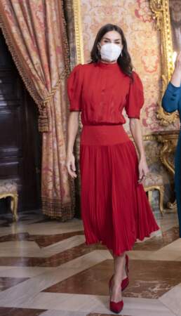 À l'image de sa voisine britannique Kate Middleton, Letizia d'Espagne recycle elle-aussi ses vêtements en les portants différemment selon la nature de chaque événement. Madrid, le 28 mars 2022. 