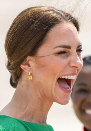 Kate Middleton porte des boucles d'oreilles de la marque Kiki McDonough à 1600 €. Aux Bahamas, le 24 mars 2022. 