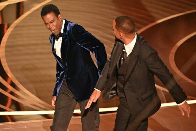 Will Smith frappe Chris Rock sur la scène des Oscars, le dimanche 27 mars 2022.