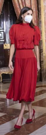 Cette robe rouge parfaitement cintrée est top pour souligner la taille de guêpe de la reine Letizia ! 