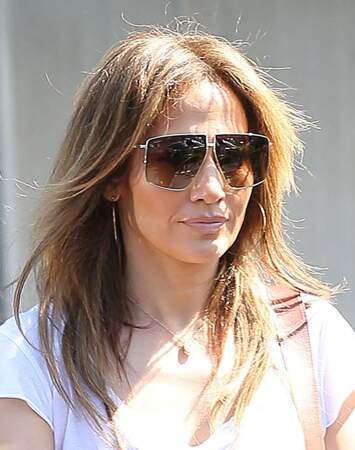 Jennifer Lopez mise pour des lunettes carrées oversizes le 26 mars 2022.