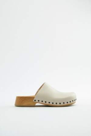 Chaussures plates style sabots avec détails cloutés, Zara, 39,95€