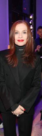 Isabelle Huppert est radieuse en total look noir. A Paris le 31 Mars 2022. 