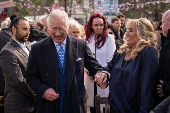 Moteur, action ! Le prince Charles et sa moitié sont partis visiter jeudi 31 mars le plateau de tournage d’un feuilleton britannique très populaire outre-Manche : “EastEnders”.