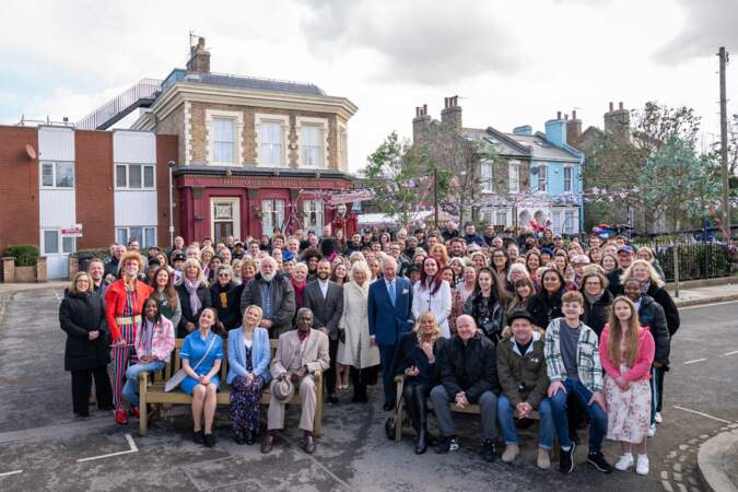 Le prince Charles et Camilla Parker Bowles en pleine photo de groupe avec l'équipe de la série  "EastEnders" dans les studios BBC à Elstree. Le 31 mars 2022.