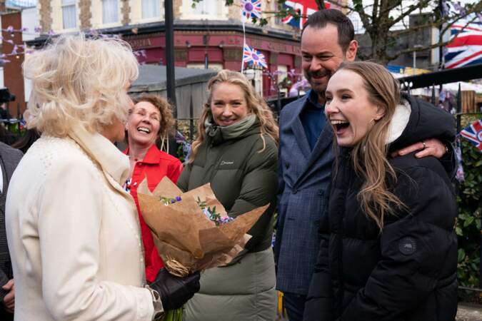L'actrice Rose Ayling-Ellis, qui joue le rôle de Frankie Lewis dans la série, a offert un bouquet de fleurs à Camilla