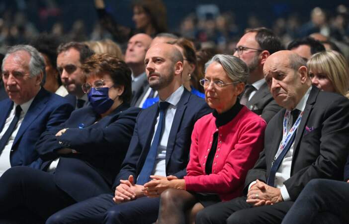 Francois Bayrou, Roselyne Bachelot-Narquin, Elisabeth Borne, Jean-Yves Le Drian au premier rang du meeting d'Emmanuel Macron, à Paris, le 2 avril.