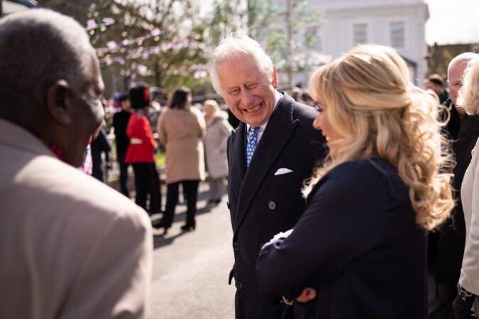 Le prince Charles et Camilla Parker Bowles, duchesse de Cornouailles, sur le tournage de la série "EastEnders" dans les studios BBC à Elstree. Le 31 mars 2022