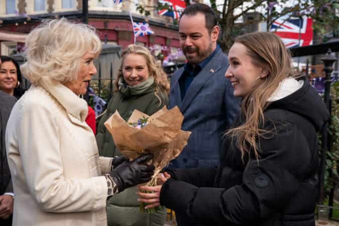Comme l’a rapporté l’Evening Standard, vendredi 1er avril, l’actrice Rose Ayling-Ellis, qui joue le rôle de Frankie Lewis dans le show, a offert un bouquet de fleurs à Camilla