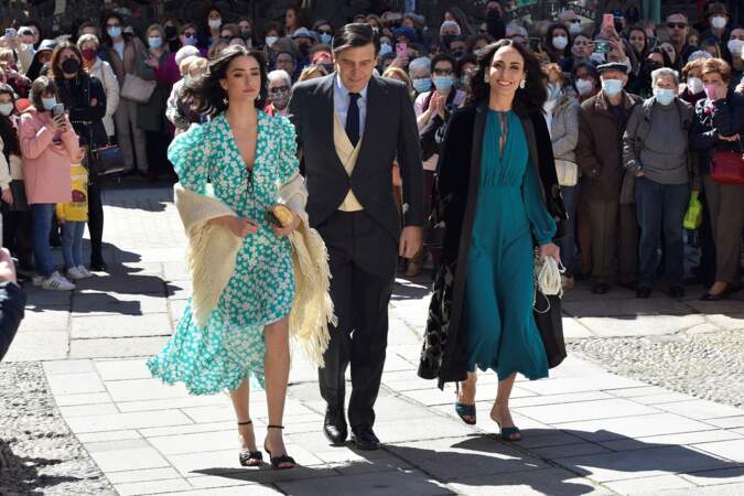 Manuel Falcó, marquis de Castel-Moncayo, sa femme Amparo Corsini et leur fille Manuela, au mariage d'Isabelle Junot et Alvaro Falco, dans la commune de Palencia, en Espagne, le 2 avril 2022.