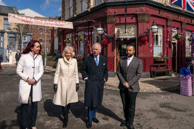 Le prince Charles et Camilla Parker Bowles ont  rencontré les acteurs de la série "EastEnders"  le 31 mars 2022 