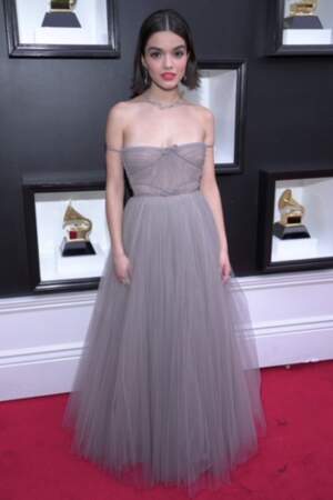Rachel Zegler portait une robe Dior Haute Couture en tulle gris à épaules dénudées, nouée dans le dos à la 64ème édition des Grammy Awards. Las Vegas le 3 avril 2022.