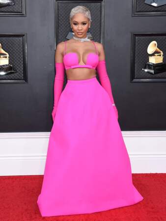 Saweetie en total look rose fuchsia de la célèbre maison Valentino à la 64ème édition des Grammy Awards. Las Vegas le 3 avril 2022.