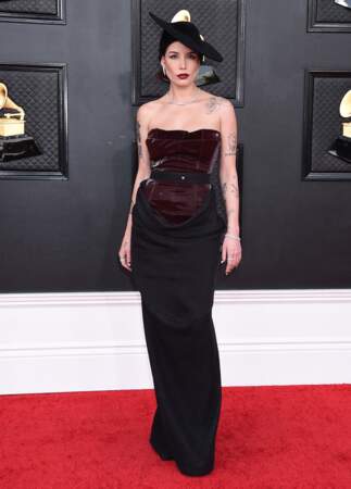 La chanteuse Halsey est en robe  bustier en velours bordeaux et noire de la marque Pressiat à la 64ème édition des Grammy Awards. Las Vegas le 3 avril 2022.