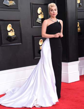 Lady Gaga est en robe bicolore noire et blanche de la marque Armani à la 64ème édition des Grammy Awards. Las Vegas le 3 avril 2022.