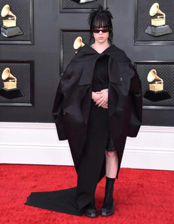 Billie Eilish est en total look noir. un ensemble signé Rick Owens Online à la 64ème édition des Grammy Awards. Las Vegas le 3 avril 2022.