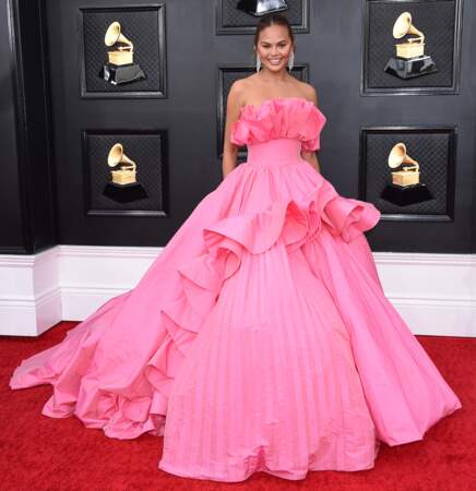 Chrissy Teigen rayonne en robe de bal Nicole + Felicia Couture lors des Grammy Awards 2022