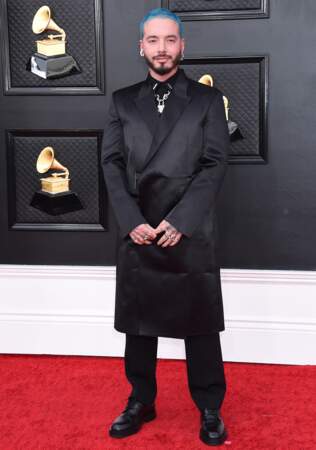 J Balvin est en total look noir à la 64ème édition des Grammy Awards. Las Vegas le 3 avril 2022.
