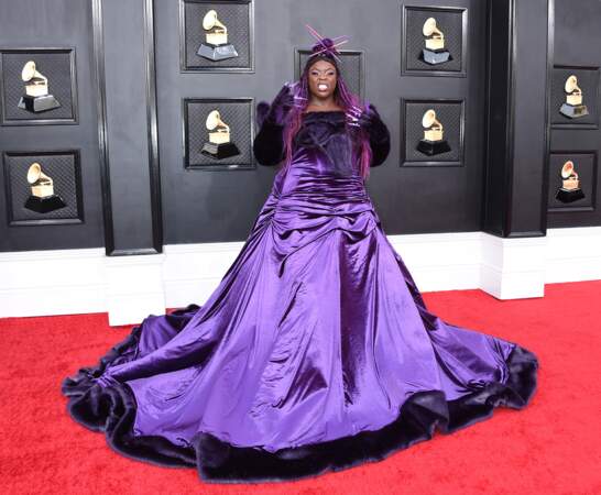 Yola est dans un look improbable ! Elle apparaît avec une robe violette et noire. Et surtout avec des gants façon animal !  64ème édition des Grammy Awards. Las Vegas le 3 avril 2022.