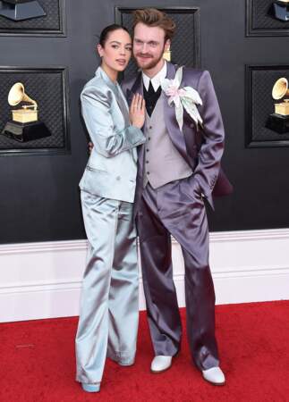 Claudia Sulewski et son compagnon Finneas O'Connell sont habillés d'un ensemble de costume en satin de la marque Gucci à la 64ème édition des Grammy Awards. Las Vegas le 3 avril 2022.
