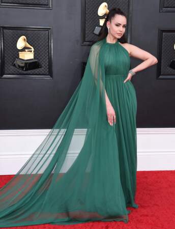 Sofia Carson pose en robe verte plissée signée Valentino à la 64ème édition des Grammy Awards. Las Vegas le 3 avril 2022.