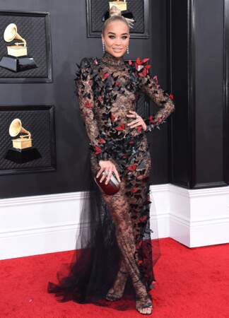 Jasmine Sanders papillonne dans une sublime robe signée Jean-Louis Sabaji - Automne/hiver 2021 à la 64ème édition des Grammy Awards. Las Vegas le 3 avril 2022. 