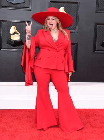 Elle King est en 100% total look rouge vif de chez Christian Siriano à la 64ème édition des Grammy Awards. Las Vegas le 3 avril 2022.