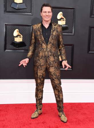 Tiësto en élégant costume doré et noir à la 64ème édition des Grammy Awards. Las Vegas le 3 avril 2022.