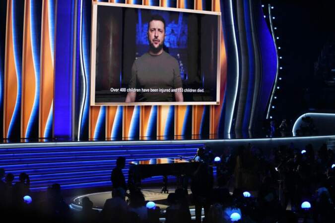 Le président ukrainien Volodymyr Zelensky lance un appel en pleine cérémonie des Grammy Awards, à Las Vegas, le dimanche 3 avril 2022.