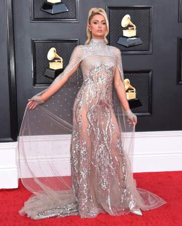 Paris Hilton rayonne dans une robe longue transparente venant de l'Atelier Zuhra à la 64ème édition des Grammy Awards. Las Vegas le 3 avril 2022.