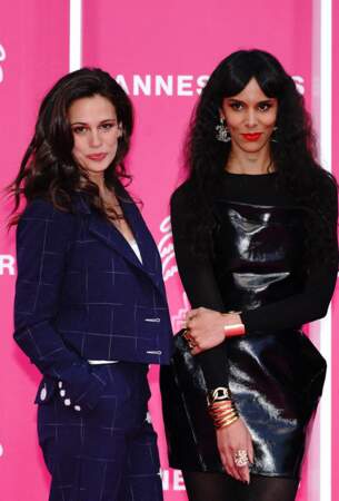 En bleu marine ou noir, les actrices Lucie Lucas et Shy'm sont sublimes sur le pink carpet du du festival International des Séries "Canneseries" à Cannes le 4 avril 2022.