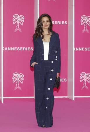 Lucie Lucas est très stylée en costume bleu marine à carreaux lors de la 5ème saison du festival International des Séries "Canneseries" à Cannes, le 4 avril 2022.