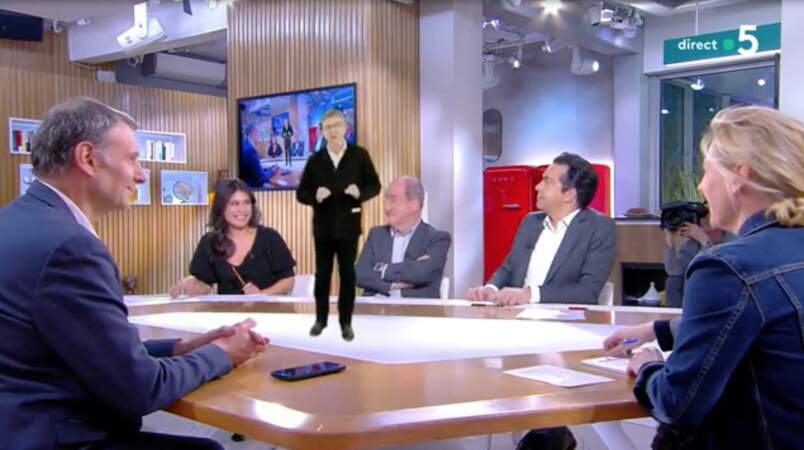 Jean-Luc Mélenchon, les "pieds sur la table" dans l'émission C à Vous, le lundi 4 avril 2022.