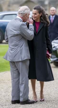 Le prince Charles son charmant baise main à la reine Letizia d'Espagne, le mardi 5 avril 2022.