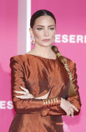 María Hervas se transforme en  Cléopâtre ! Elle adopte une sensationnelle tresse qu'elle accessoirise de bijoux dorés à Cannes, le 4 avril 2022. 