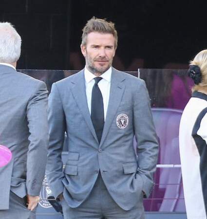 David Beckham porte bien le costume gris souris au match de football de l'Inter Miami en Floride, le 26 février 2022.
