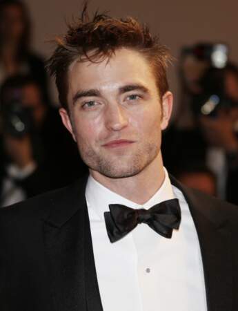 Robert Pattinson impeccable avec un costume noir et blanc associé à un noeud papillon. 