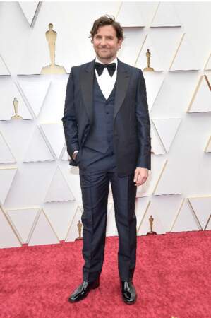 Bradley Cooper dans un costume 3 pièces gris foncé lors de la 94ème édition de la cérémonie des Oscars de Los Angeles, le 27 mars 2022.