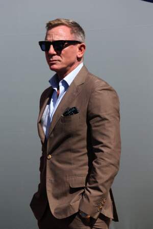 Daniel Craig, l'acteur qui incarne James Bond 007, plus stylé que jamais en costume brun, chemise d'un bleu délavé et lunettes de soleil le 10 octobre 2021.
