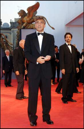 George Clooney est charismatique dans un costume à noeud papillon lors de la présentation de "Good night and good luck" - 62 eme Mostra de Venise
