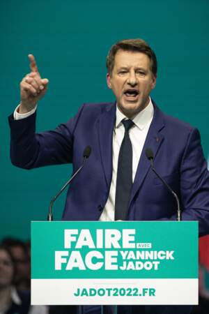 Meeting du candidat Europe Écologie les Verts, Yannick Jadot à l'élection présidentielle au Zénith à Paris le 27 mars 2022. Il porte un costume classique bleu marine laissant entrevoir les manches de sa chemise blanche. 